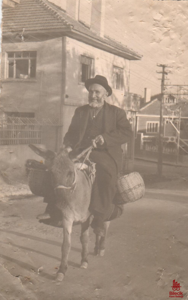 Tevfik Bey Caddesi'nde Bir Gezinti