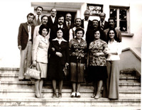 Atatürk İlkokulu Önünde Öğretmenler Toplu Fotoğraf 