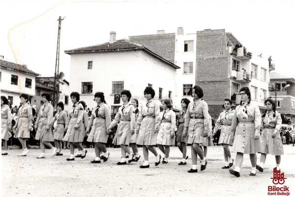Atatürk Bulvarı'nda Ertuğrul Gazi Lisesi İzcileri
