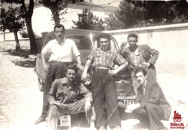 Halkevi Birlik Sineması'nın Önünde Bir Hatıra