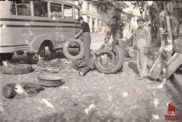 Tevfik Bey Caddesi'nde Otobüs Bakımı