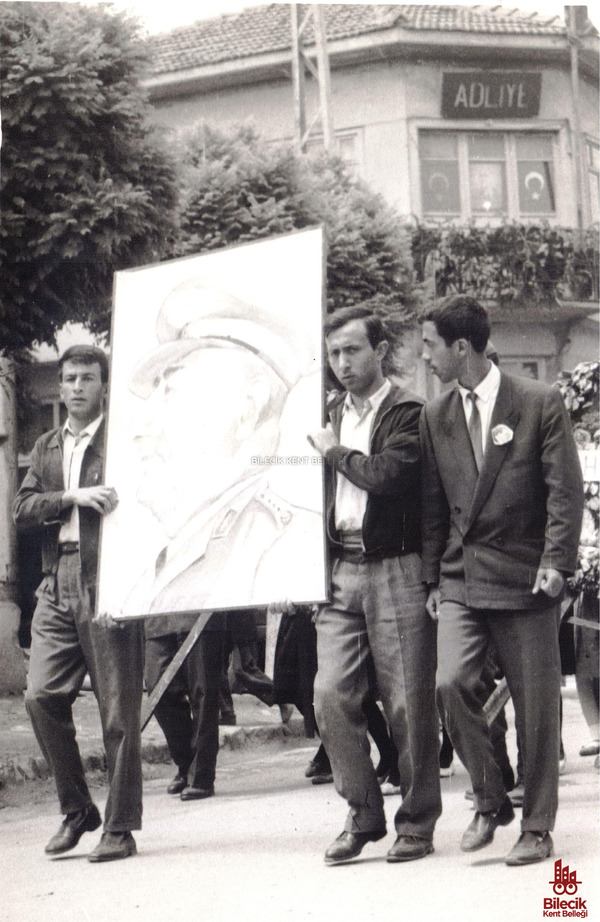 Tevfik Bey Caddesi'nde Bir Bayram Yürüyüşü