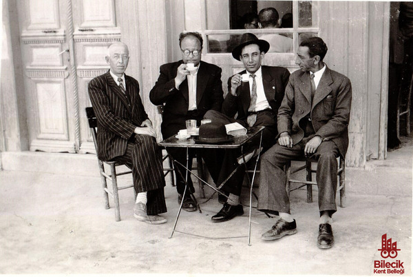 Sıhhat Memuru Mustafa Türker Arkadaşlarıyla