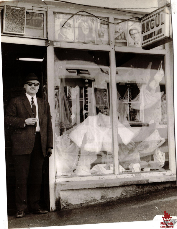 Erol Aral Aral Tuhafiye & Ticaret Önünde