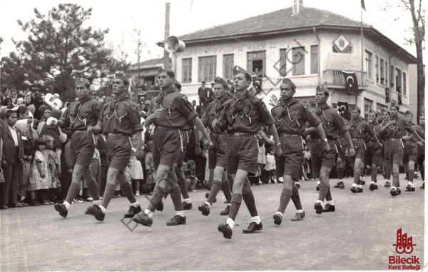 Tevfik Bey Caddesi'nde 23 Nisan Yürüyüşü