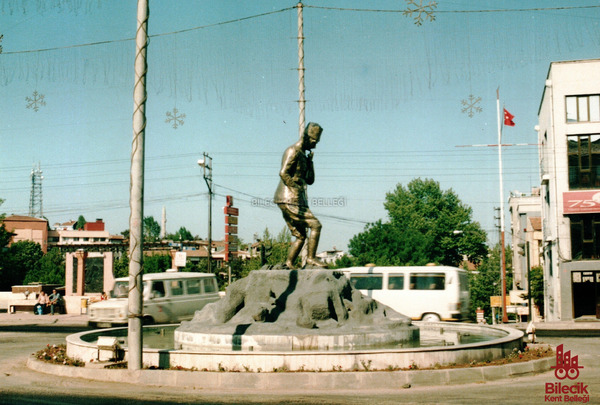 Atatürk Heykeli'ne Bir Bakış
