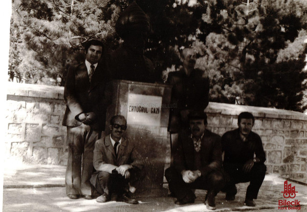 Ertuğrul Gazi Büstü Önünde Bir Hatıra