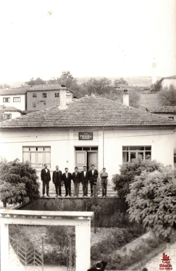 Bilecik Tekel İdaresi Önünde Bir Hatıra