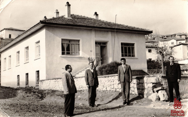 Bilecik Tekel İdaresi Önünde Bir Hatıra