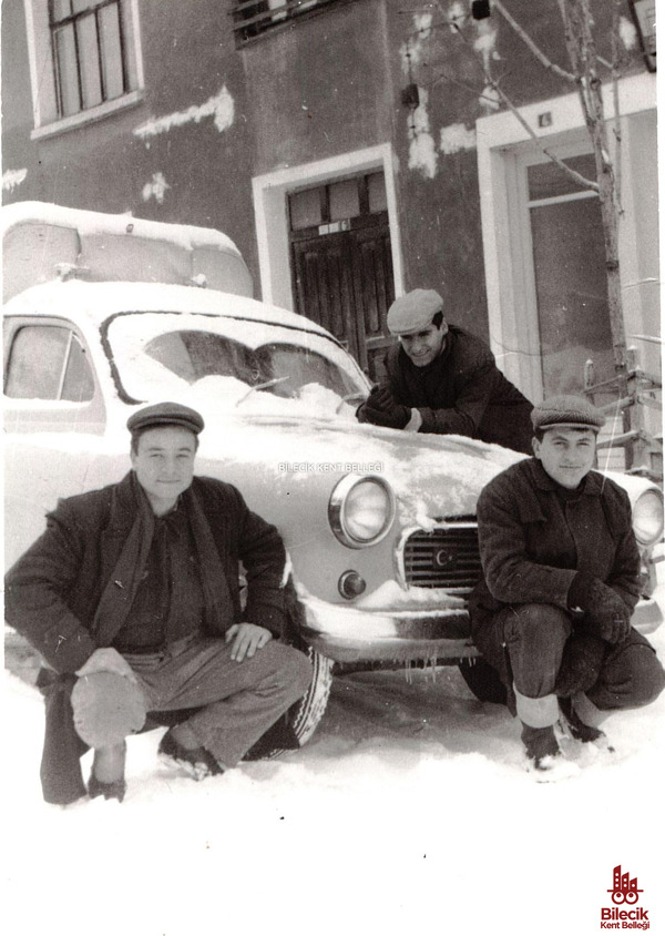 Yıldız Elektrik Evi'nin Önü 