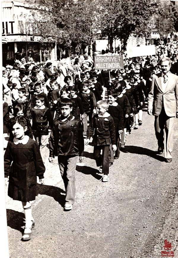 Atatürk Bulvarı'nda Bayram Yürüyüşü