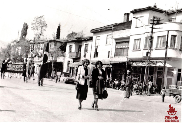İstasyon'da 23 Nisan Ulusal Egemenlik ve Çocuk Bayramı Yürüyüşü 