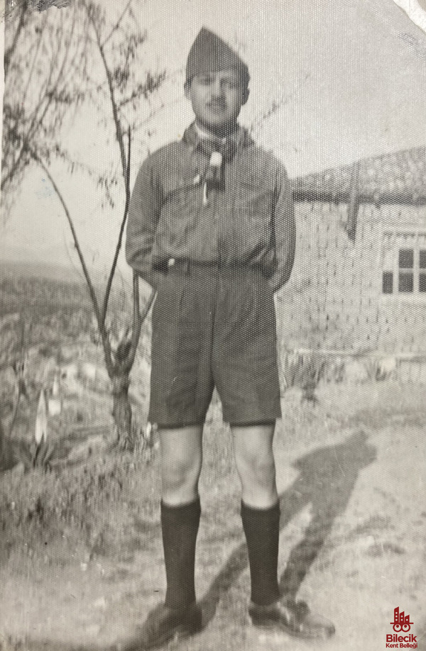 Erol Aral İzci Kıyafetiyle 