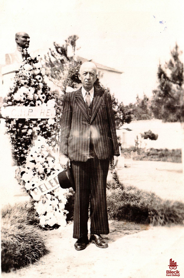 Atatürk Anıtı Önünde Bir Hatıra