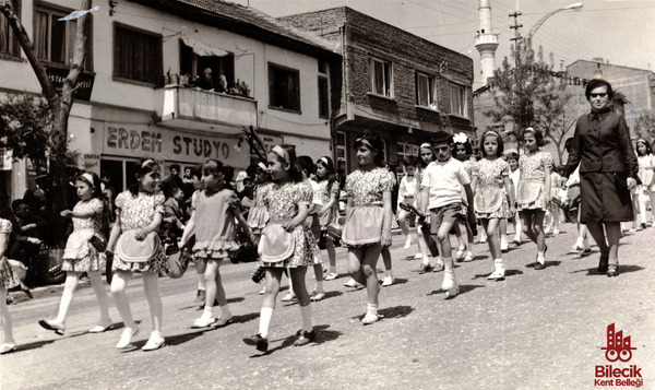 Öğretmen Semiha Göncü Öğrencileriyle Bayram Yürüyüşünde