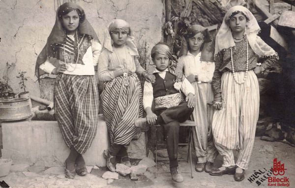 Yöresel Kıyafetler Poz Vermiş Çocuklar 