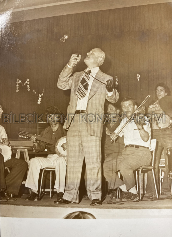 Erol Aral Şarkı Söylerken