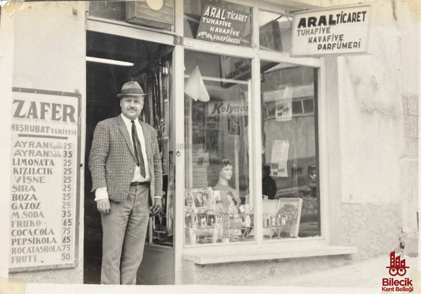 Erol Aral Dükkanının Önünde