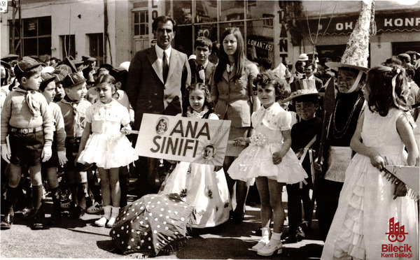 Ana Sınıfı Öğrencileri Atatürk Caddesi'nde