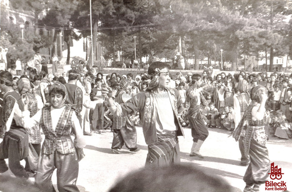 Bilecik Ertuğrul Gazi Lisesi Folklor Ekibi Cumhuriyet Meydanı'nda