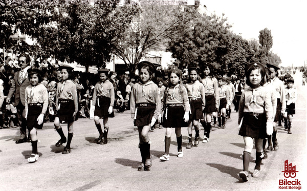 Yavru Kurtlar Geçişte