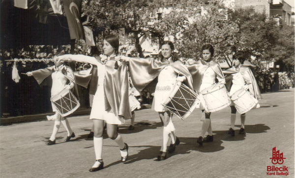 Atatürk Bulvarı'nda  Bayram Geçidi
