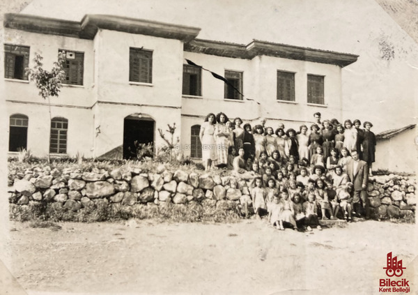 Yarhisar Yetiştirme Yurdu Önünde Toplu Fotoğraf