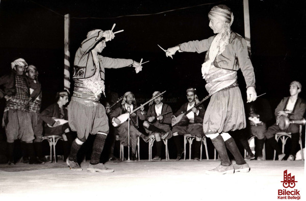 Bilecik Halk Oyunu Ekibi Balıkesir Festivali'nde 