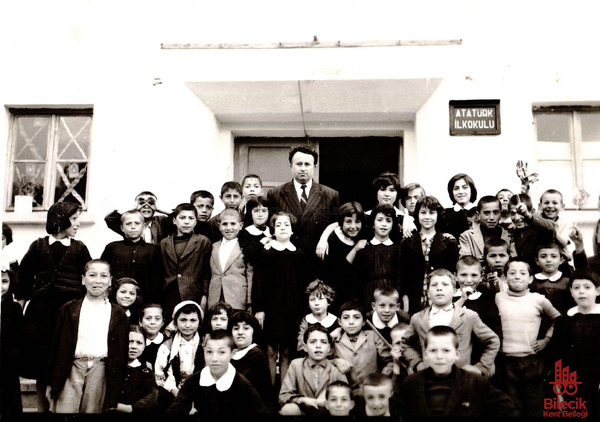 Bilecik Atatürk İlkokulu Önünde Öğretmen ve Öğrencileri