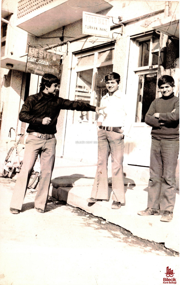 Foto Net'in Önünde Bir Anı