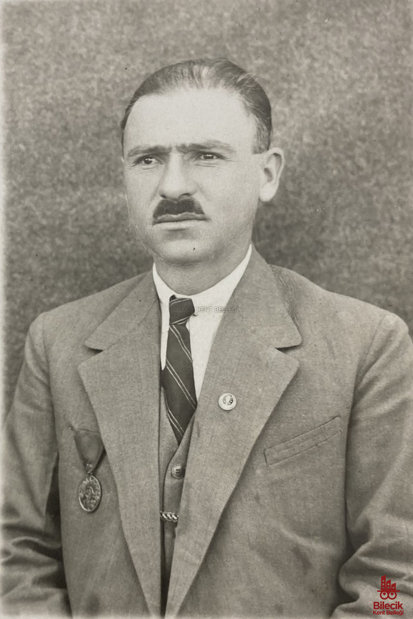 Şehit Öğretmen Bekir Sıtkı Aral İstiklal Madalyasıyla