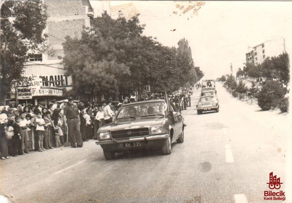 Atatürk Bulvarı'nda Araç Geçidi